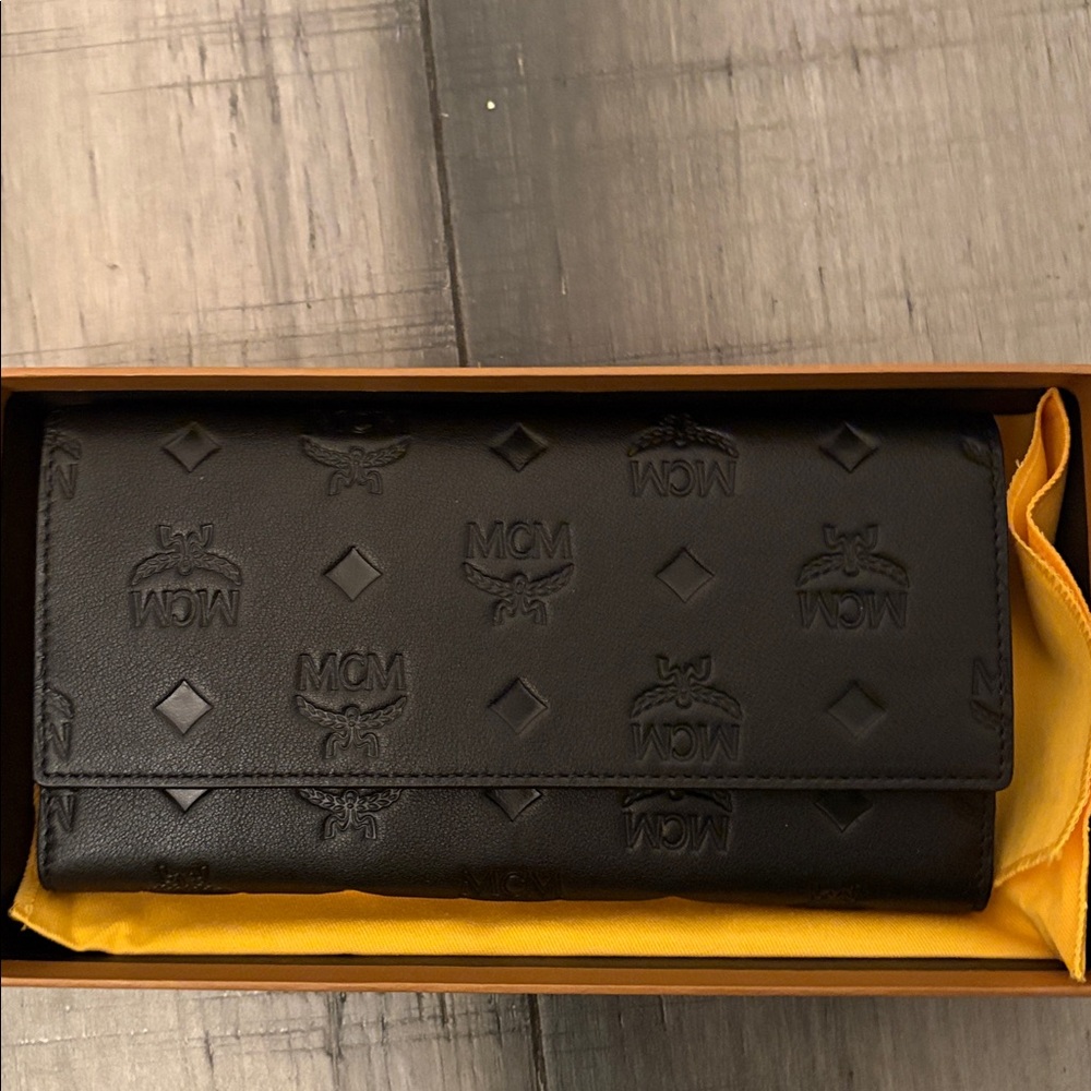 MCM - Never Carried Large Black Wallet - Picture 2 of 9